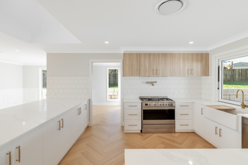 Kitchen with freestanding range and timber overhead cabinets