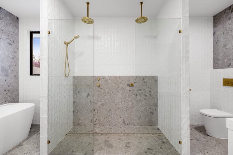 Double shower with brass fittings